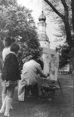 Der Maler Arthur Eden-Sillenstede malt das Schloss Jever vom Schlosspark aus
