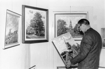Der Maler Arthur Eden-Sillenstede bei Ausstellungsvorbereitungen